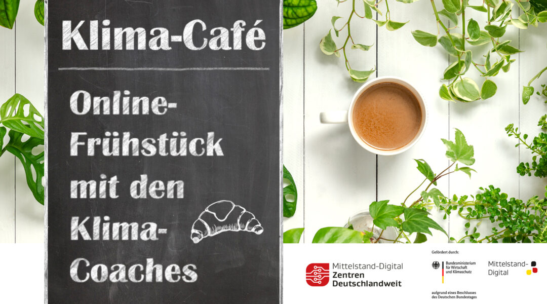 Eine Tasse Tee inmitten von grünen Pflanzenausläufern, dazu die Schrift: "Klima-Café: Online-Frühstück mit den Klima-Coaches"